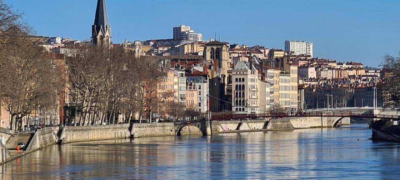 PORTE DU VIEUX LYON, vue sur la saône Extérieur photo