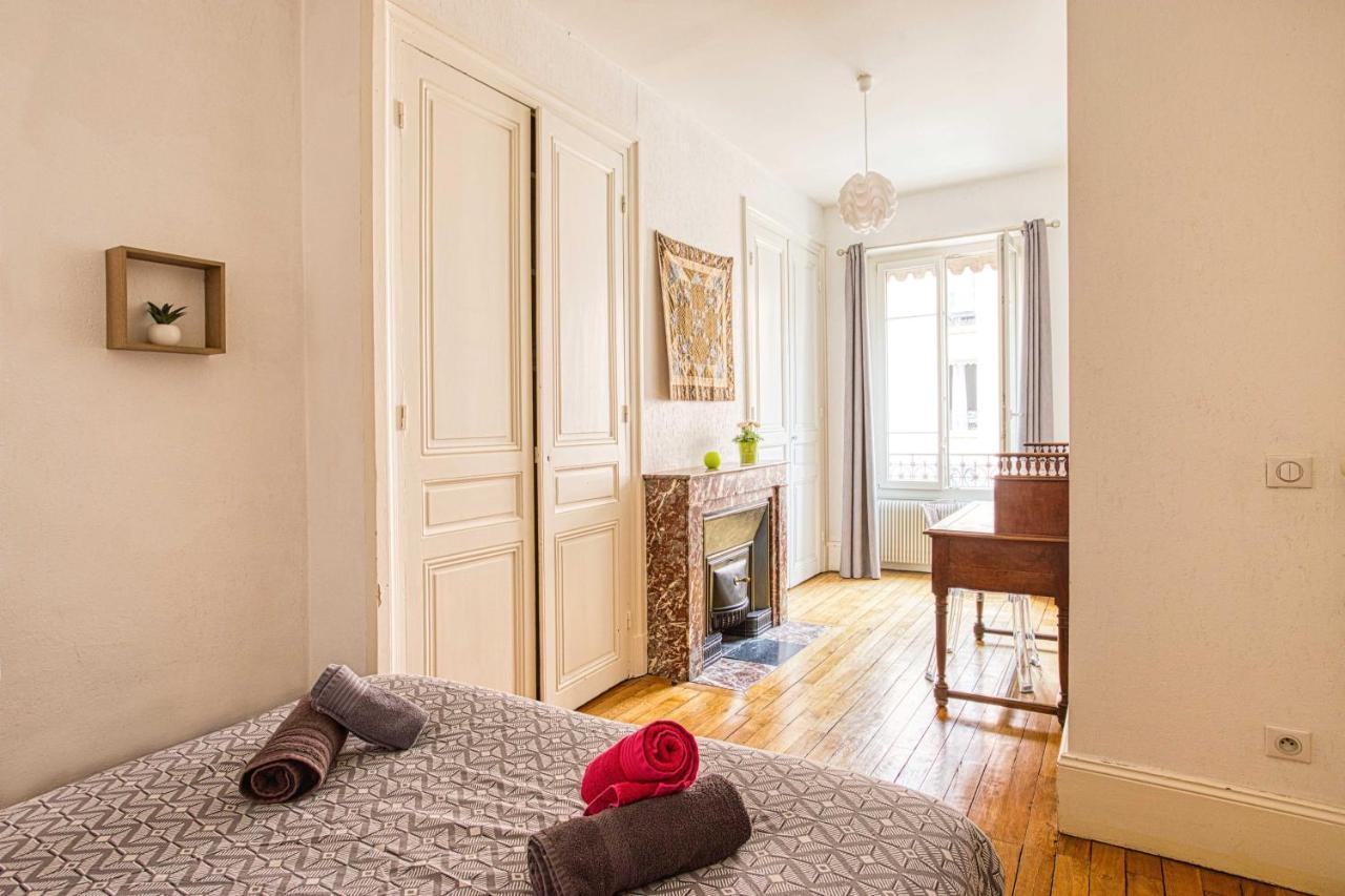 PORTE DU VIEUX LYON, vue sur la saône Extérieur photo
